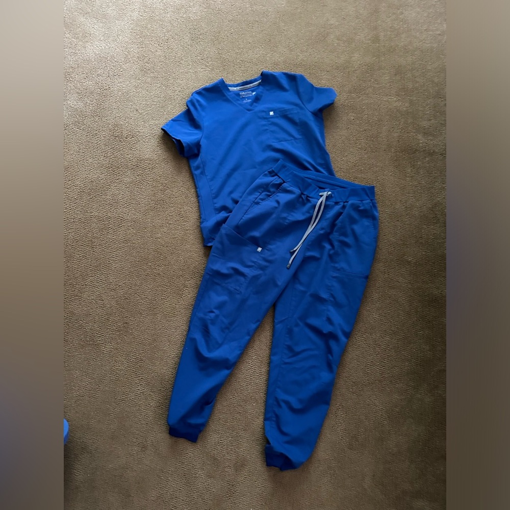 Fabletics Scrub Top & Jogger Set size large